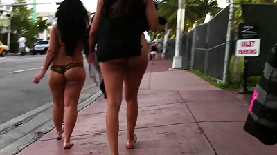 Striptease innan sex visar upp hennes kropp